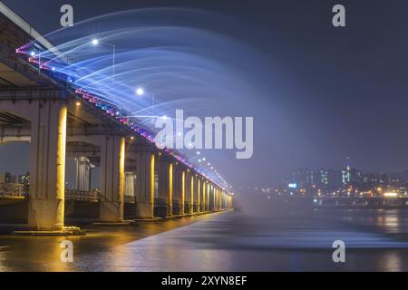 Skyline von Seoul und Brunnen an der Banpo Bridge, Seoul, Südkorea, Asien Stockfoto