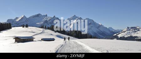 Schneebedeckte Berge Schlauchhorn und Oldenhorn. Winterwanderweg und Rodelbahn. Szene in der Nähe von Gstaad, Schweiz, Europa Stockfoto