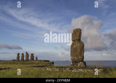 Foto des Moais in Ahu Tahai auf der Osterinsel in Chile im Morgenlicht Stockfoto