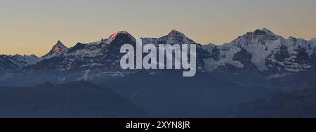 Berühmte Berge Eiger Mönch und Jungfrau. Morgenszene in der Schweiz Stockfoto