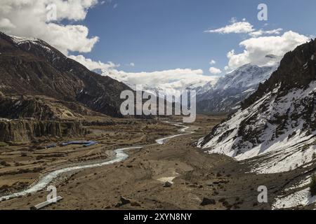 Blick auf das Tal und den Marsyangdi Fluss im Dorf Manang auf dem Annapurna Circuit Stockfoto