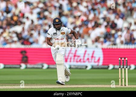 Kamindu Mendis aus Sri Lanka macht einen Lauf während des 2. Rothesay Test Match Day 2 in Lords, London, Großbritannien, 30. August 2024 (Foto: Mark Cosgrove/News Images) Stockfoto