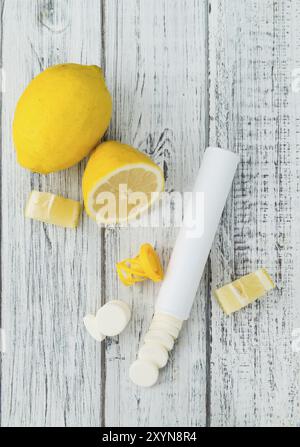 Vitamin-C-Tabletten als detailreiche Nahaufnahme auf einem Vintage-Holztisch, selektiver Fokus Stockfoto