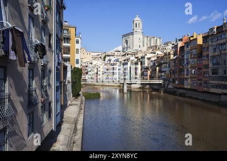 Altstadt von Girona Stadtbild am Fluss Onyar in Spanien, historische Skyline des Stadtzentrums mit Kathedrale am anderen Ende Stockfoto