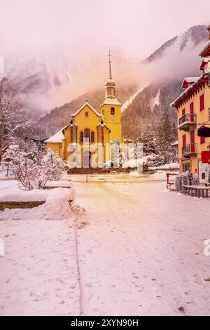 Chamonix Mont-Blanc, Frankreich, Saint Michel Kirche Sehenswürdigkeit Sonnenuntergang und Schnee Berge im Winter Stockfoto