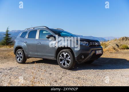 Kalkan, Türkei - 13. August 2024: New Dacia Duster. Moderne graue Geländewagen stehen an einem sonnigen Sommertag am Straßenrand in der Nähe der Bergstraße Stockfoto