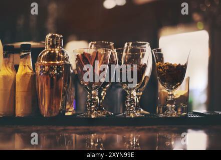 Klassische Bar-Tresen mit Flaschen im Hintergrund unscharf Stockfoto