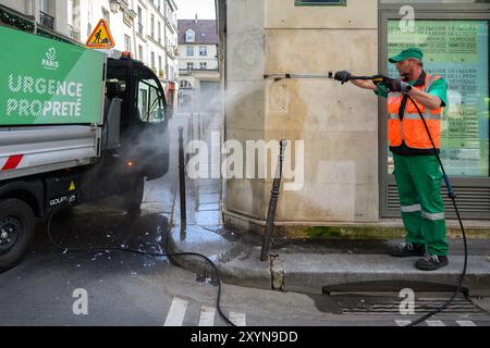 Paris, Frankreich. 30. August 2024. Julien Mattia/Le Pictorium - das Notfallteam in paris während der Olympischen Spiele 2024. - 30/08/2024 - Frankreich/Ile-de-France (Region)/Paris - Clean Emergency Team Agenten im Einsatz während der Olympischen Spiele 2024 in paris. Quelle: LE PICTORIUM/Alamy Live News Stockfoto