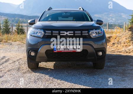 Kalkan, Türkei - 13. August 2024: Vorderansicht des Dacia Duster 2024. Modernes graues Geländefahrzeug steht am Straßenrand in der Nähe der Bergstraße auf einem Su Stockfoto