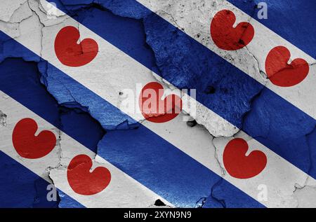 Flagge von Friesland auf rissige Wand gemalt Stockfoto