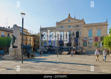 Arbeiter bereiten eine Bühne vor dem Rathaus im Stadtzentrum für die San Antolin Sommerpartys Palencia Castile und Leon Spain vor Stockfoto