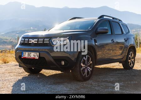 Kalkan, Türkei - 13. August 2024: 2024 Dacia Duster Nahaufnahme. Modernes graues Geländefahrzeug steht an einem sonnigen Sommer in der Nähe der Bergstraße Stockfoto