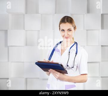 Ärztin mit Tablet-PC arbeiten Stockfoto