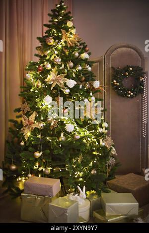 Abstrakte Weihnachtsbaum Hintergrund mit goldenen und weißen Dekoration. Nahaufnahme Stockfoto