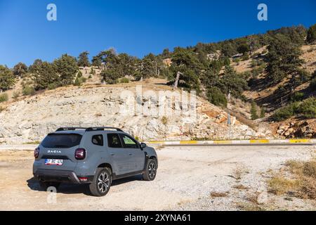 Kalkan, Türkei - 13. August 2024: 2024 Dacia Duster. Moderne graue Geländewagen stehen an einem sonnigen Sommertag am Straßenrand in der Nähe der Bergstraße Stockfoto