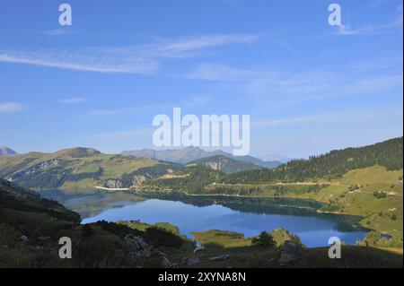 Lac de Roselend im Herbst in Cormet de Roselend. Roselend See bei Cormet de Roselend, im Herbst Stockfoto