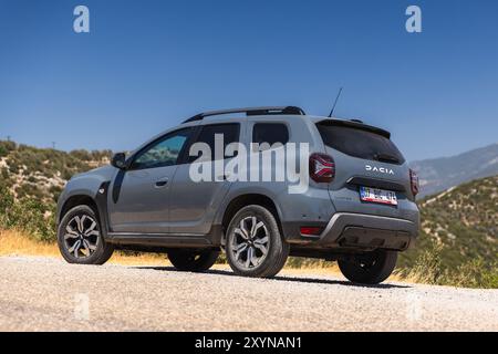 Kalkan, Türkei - 17. August 2024: Dacia Duster, Rückansicht 2024. Modernes graues Geländefahrzeug steht am Straßenrand in der Nähe der Bergstraße auf sonnigem Gelände Stockfoto