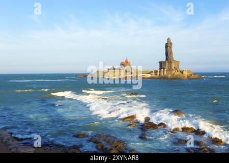 Der Vivekananda Rock beherbergt an einem Tag mit blauem Himmel die Statue der Nachbarinsel Thiruvalluvar vor der Küste von Kanyakumari, Tamil Nadu, Indien. Stockfoto