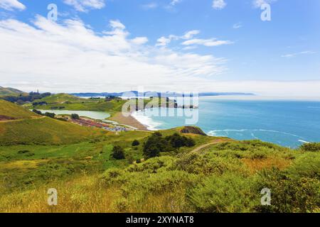 San Francisco im fernen Hintergrund von den Marin Headlands oberhalb von Fort Cronkhite und Rodeo Beach entlang des Küstenpfads an einem Sommertag in Stockfoto