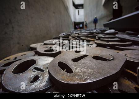 Shalechet, -gefallene Blätter-, Künstlerinstallation von Menashe Kadishman, Berlin Jüdisches Museum, entworfen vom polnischen Architekten Daniel Libeskinds, Berlin, GE Stockfoto