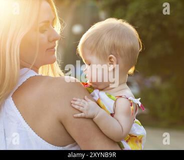 Mutter und Kind genießen den Sommer Sonnenuntergang Stockfoto