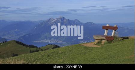 Bank auf die Rigi und Fernsicht auf dem Pilatus Stockfoto