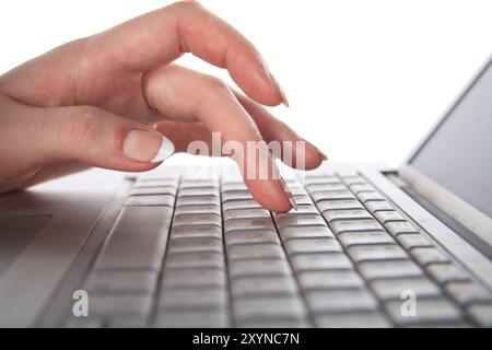 Arbeiten Sie für den Laptop. Nahaufnahme der Hände und der Tastatur Stockfoto