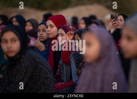 Gazastreifen, Palästina. 2. Mai 2022: Palästinensische Muslime beten im südlichen Gazastreifen bei Sonnenaufgang während des Festes von Eid Al-Fitr, das das Ende des heiligen Monats Ramadan markiert Stockfoto