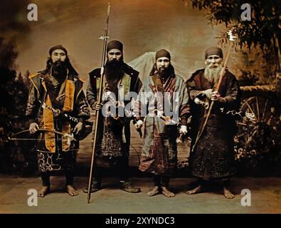 Gruppe von Ainu-Männern 1900 Unkown-Fotograf, japanisches handkoloriertes Schwarzweiß-Foto Japan Ende 19. - Anfang des 20. Jahrhunderts Vintage-Albumenfotografie ( Historic History ) digitale verbesserte Wiedergabe. Stockfoto