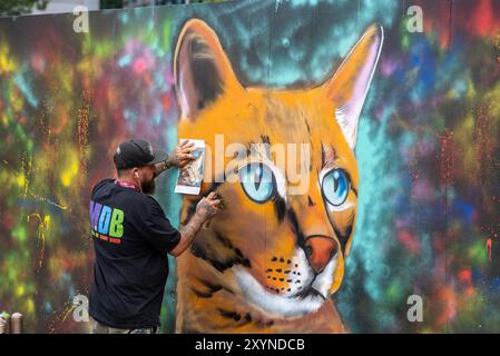 Southend on Sea, Essex, Großbritannien. 30. August 2024. Southend feiert seinen Stadtstatus mit dem City Jam Event. Mehr als 200 lokale, nationale und internationale Straßenkünstler zeigen ihr Können an verschiedenen Orten im Stadtzentrum. Einige temporäre Mauern wurden errichtet, aber die Künstler dekorieren auch die Seiten von Gebäuden, Häusern und anderen dauerhaften Bauten. Künstler können an den Wandgemälden in den Straßen und Grundstücken arbeiten Stockfoto