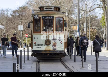 Historische Straßenbahn, Elektrico, betrieben von der Sociedade de Transportes Colectivos do Porto im historischen Zentrum von Porto, Portugal, Stockfoto