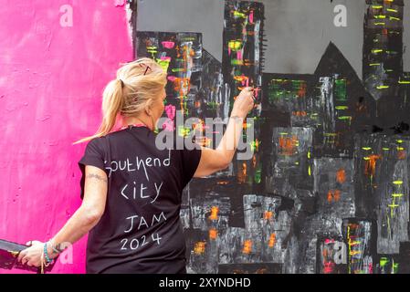 Southend on Sea, Essex, Großbritannien. 30. August 2024. Southend feiert seinen Stadtstatus mit dem City Jam Event. Mehr als 200 lokale, nationale und internationale Straßenkünstler zeigen ihr Können an verschiedenen Orten im Stadtzentrum. Einige temporäre Mauern wurden errichtet, aber die Künstler dekorieren auch die Seiten von Gebäuden, Häusern und anderen dauerhaften Bauten. Künstler können an den Wandgemälden in den Straßen und Grundstücken arbeiten Stockfoto