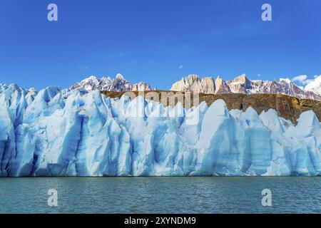 Malerischer Blick auf blaue Eis der Gletscher Grey, die Welligkeit des Lke Grau und der schöne Schnee berg bei Torres del Paine Nationalpark in Chile Stockfoto