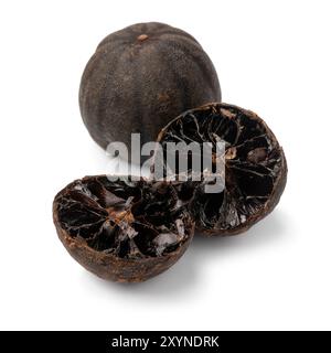 Ganze und halbierte getrocknete schwarze Limetten, Loomi, isoliert auf weißem Hintergrund aus nächster Nähe Stockfoto