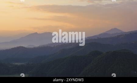 Hügel in der Nähe von Pokhara bei Sonnenuntergang Stockfoto