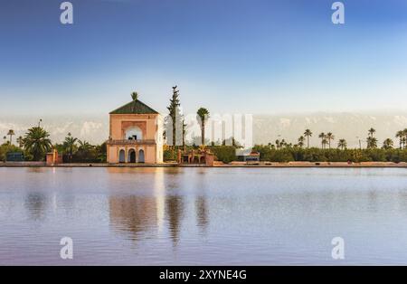 Der berühmte Saadian pavillon spiegelt sich im Pool in den Menara Gardens Stockfoto