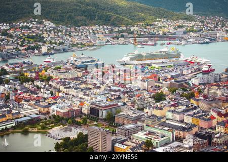 Bergen, Norwegen, 30. Juli 2018: Stadtbild mit bunten traditionellen Häusern und Hafen, Europa Stockfoto