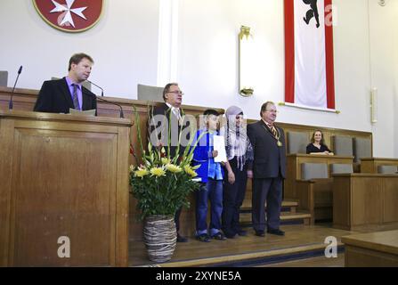 Familie bei der Einbürgerungszeremonie im Rathaus Neukoelln mit Bürgermeister Heinz Buschkowsky, Berlin, Deutschland, Europa Stockfoto