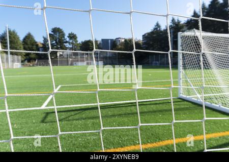 Fußballnetz und Tor mit Kunstrasenfeld. Soft-Focus-Hintergrund Stockfoto