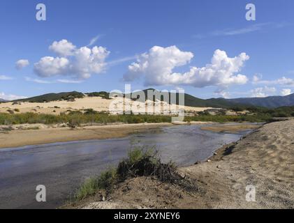 An der Spiaggia di Piscinas erstrecken sich die bis zu 60 Meter hohen Dünen fast zwei Kilometer landeinwärts, angetrieben vom starken mistral-Wind Stockfoto