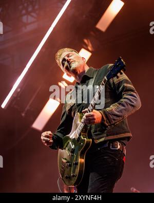 BARCELONA, SPANIEN – 26. Juni 2024: Josh Homme, Frontmann von Queens of the Stone Age (amerikanische Rockband), tritt am 26. Juni 1989 im Poble Espanyol auf. Stockfoto