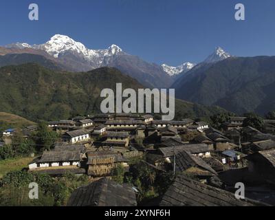 Berühmtes Dorf Ghandruk und schneebedeckte Annapurna South Stockfoto