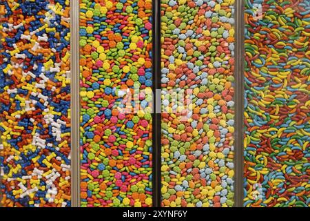 Taipeh, Taiwan, 4. Januar 2015: Taiwanesische bunte Süßigkeiten in Schachteln zum Verkauf, Asien Stockfoto