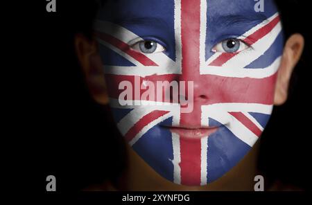 Porträt eines Kindes mit gemalter britischer Flagge, Nahaufnahme Stockfoto