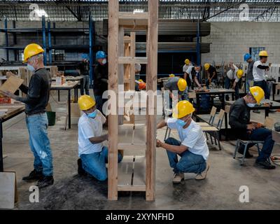 Santa Ana, El Salvador. 30. August 2024. Gefangene im Santa Ana Gefängnis nehmen an einem Tischlerkurs Teil. Im Rahmen des „Zero Leisure“-Programms sollen sie Möbel für Schulen und öffentliche Einrichtungen herstellen oder an anderen Kursen teilnehmen. Durch die Teilnahme an diesen Kursen können die Gefangenen ihre Strafe verkürzen und Fähigkeiten für ihr zukünftiges Leben erlernen. Credit: Juan Carlos/dpa/Alamy Live News Stockfoto