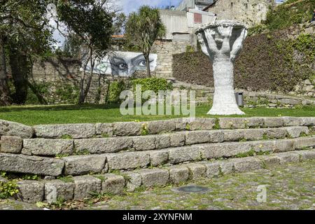 Place of Interest Parque de las Virtudes, öffentlicher Park, Grünfläche, Freizeitmöglichkeiten, Skulptur und Treppen, Graffiti, Straßenkunst, Augen einer Frau, Porto, Por Stockfoto