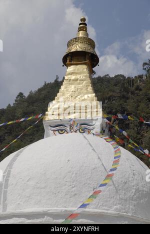 Goldene Spitze des Chorten Kora, Trashiyangtse, Ost-Bhutan Stockfoto