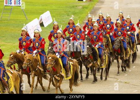 Ulaanbaatar, Mongolei, 11. Juni 2007: Soldaten in Uniform zu Pferd, die an der Eröffnungszeremonie des Naadam Festivals in Asien teilnehmen Stockfoto