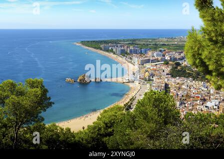 Strand und Küste von Blanes Stadt aus Castell Sant Joan in Spanien gesehen Stockfoto