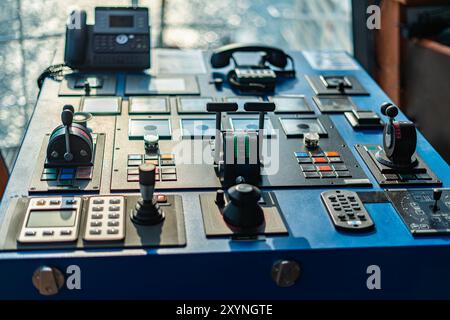 Schiffskontrolle auf der Brücke. Stockfoto